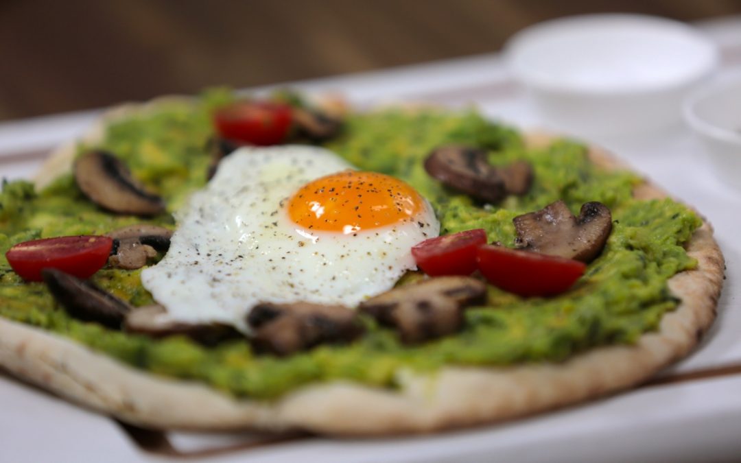 Avocado brekkie pizza